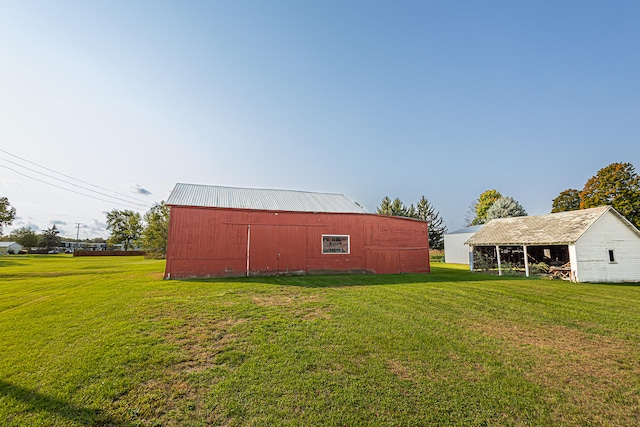 view of yard featuring an outbuilding