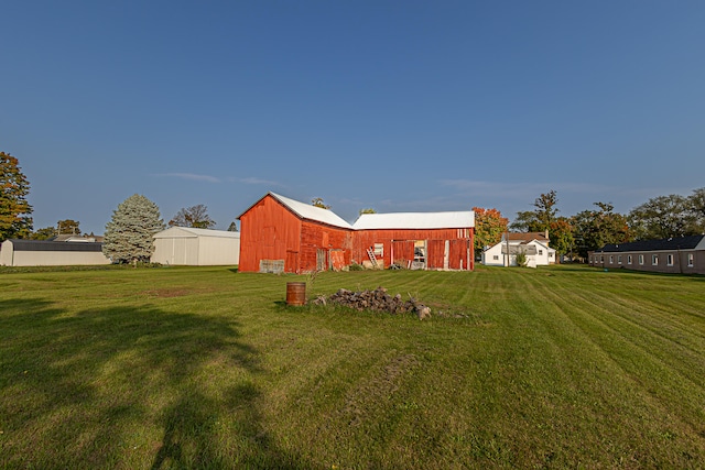 view of yard with an outbuilding