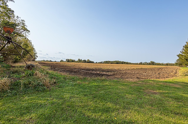 view of yard featuring a rural view