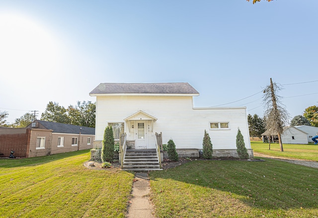 view of front of property with a front yard