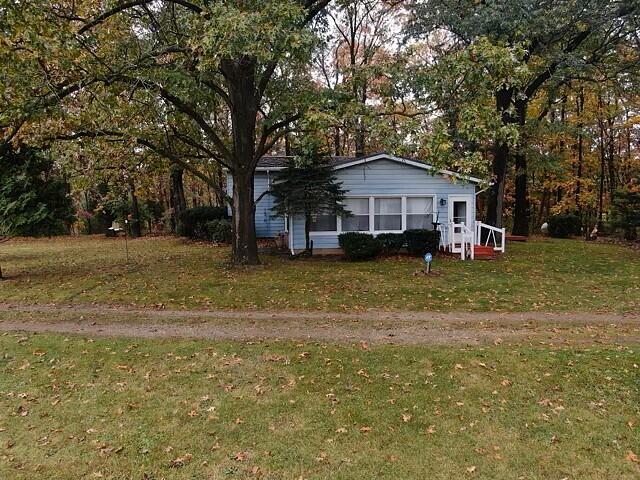 view of front facade featuring a front yard