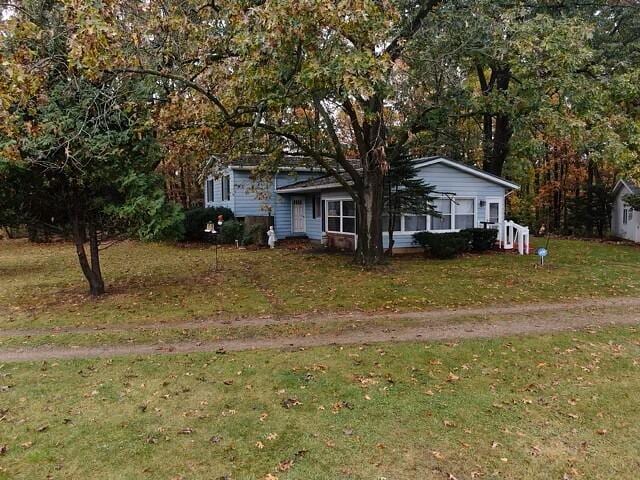 view of front facade with a front yard