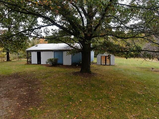 view of yard featuring a storage unit