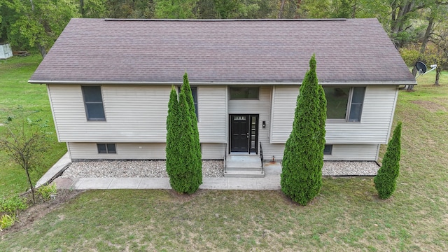 bi-level home featuring a front yard