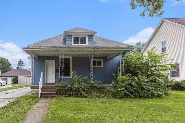 bungalow-style home featuring a front lawn