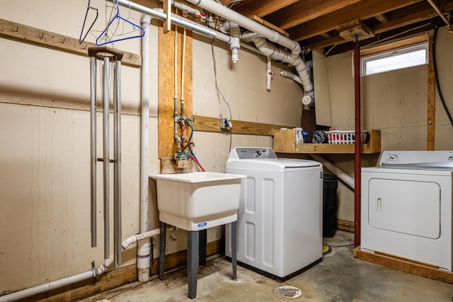 washroom featuring washing machine and clothes dryer