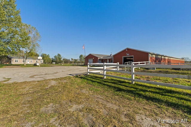 view of yard featuring an outbuilding