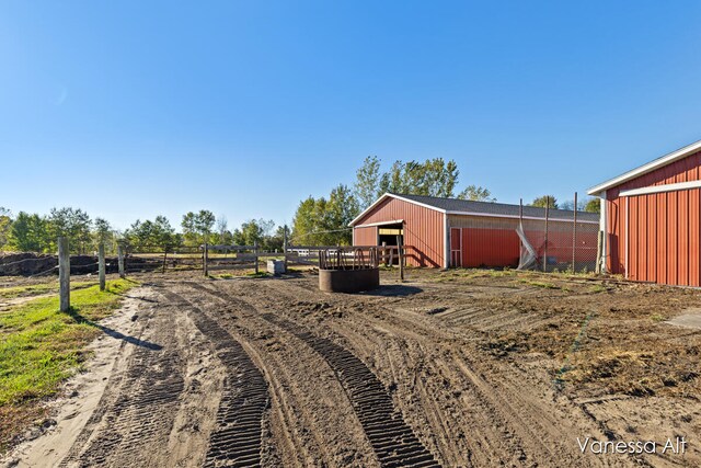 view of yard featuring an outbuilding