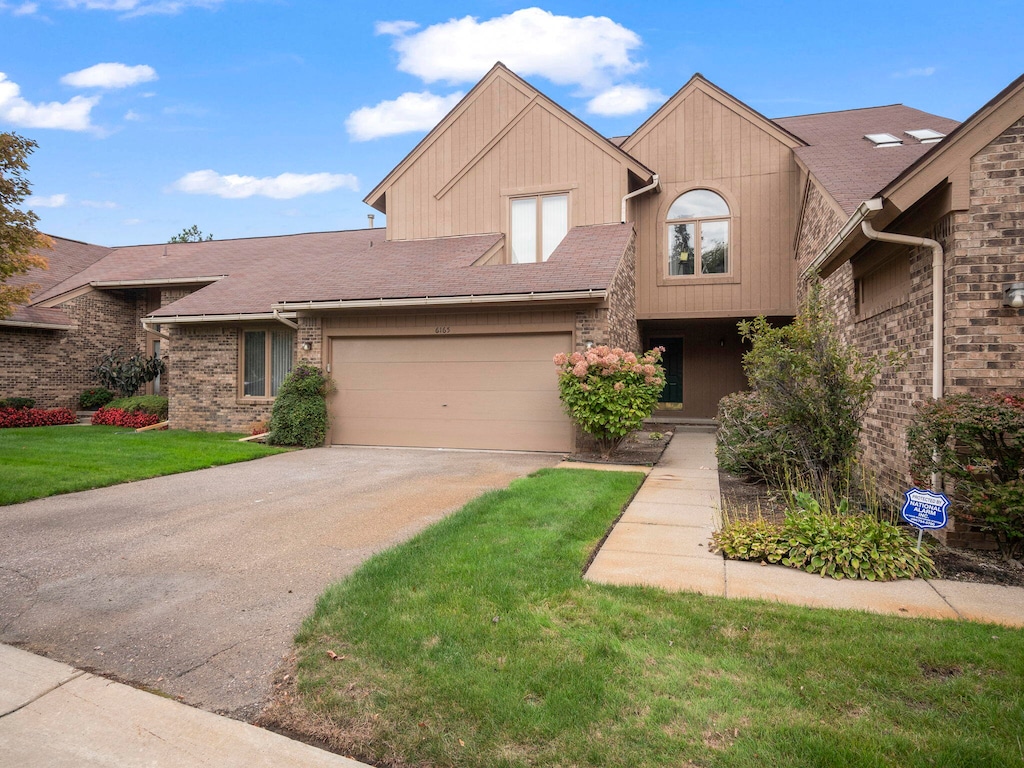 view of front of property featuring a front lawn and a garage