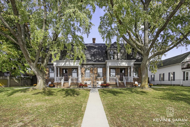 view of front facade featuring covered porch and a front yard