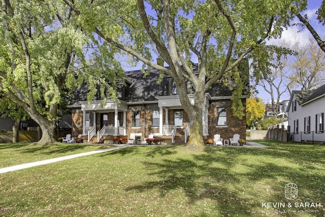 view of front facade featuring a front lawn