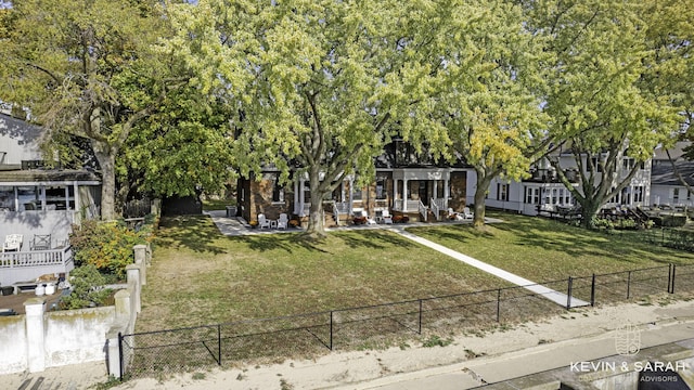 view of front of property featuring a patio and a front yard