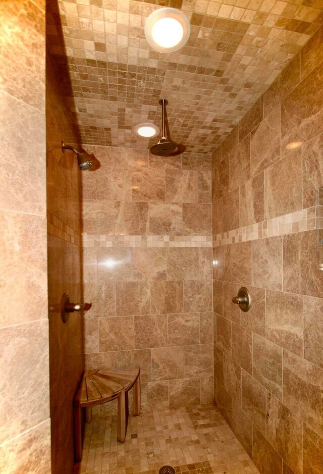 bathroom featuring a tile shower