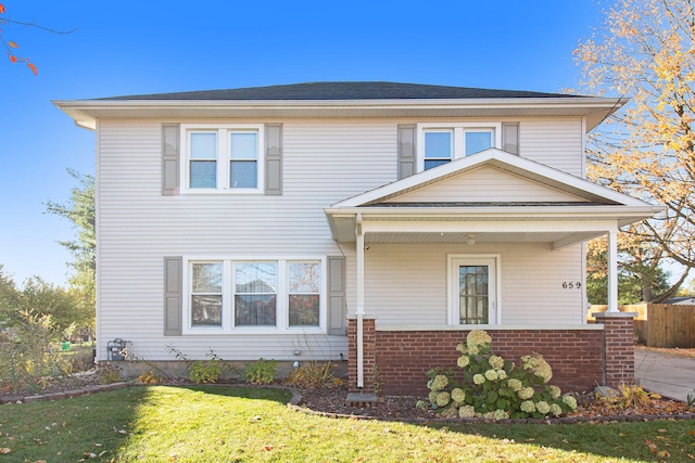 view of front of property featuring a front yard