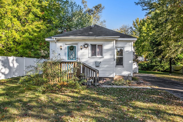 view of front of house featuring a front lawn