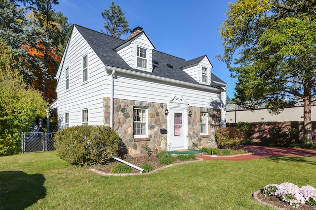 cape cod-style house featuring a front lawn