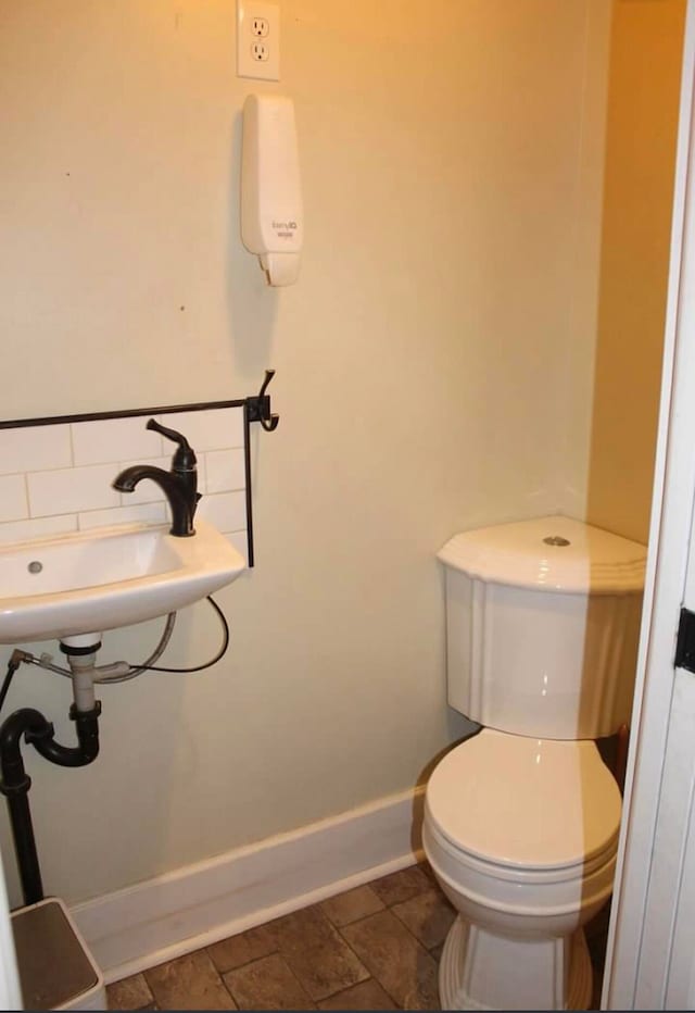 bathroom featuring sink and toilet