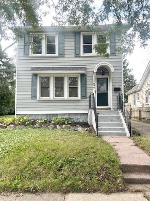 view of front of property featuring a front yard