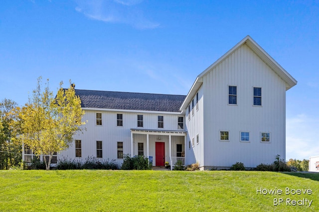 modern inspired farmhouse featuring a front yard