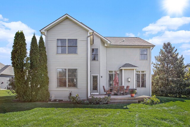 view of front of property featuring a front lawn