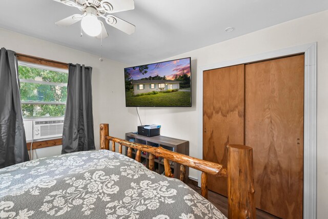 bedroom featuring ceiling fan, cooling unit, hardwood / wood-style flooring, and a closet