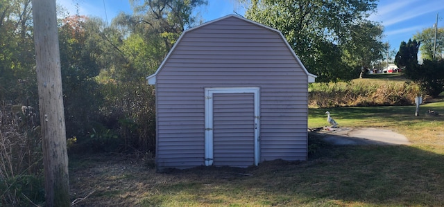 view of outdoor structure with a yard