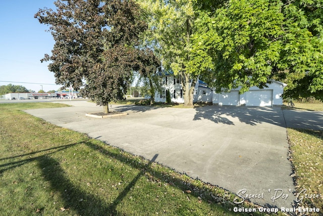 view of front facade featuring a front yard