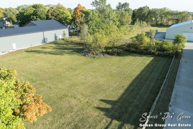 view of yard with an outdoor structure