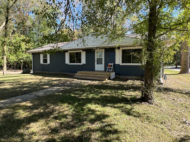 ranch-style house featuring a front yard