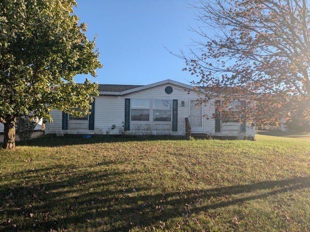 view of front of property featuring a front lawn