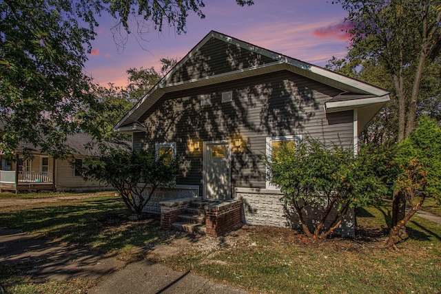 view of front facade featuring a lawn