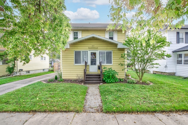 view of front of property featuring a front lawn