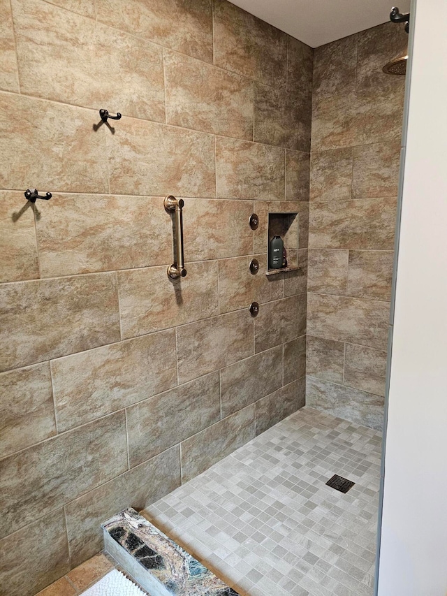 bathroom featuring tiled shower