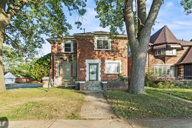 view of front of home featuring a front yard