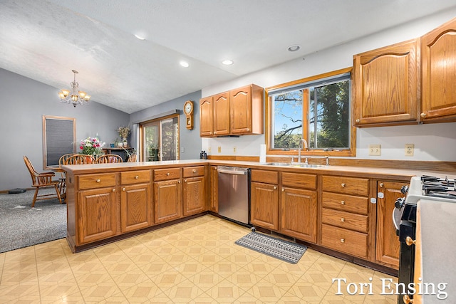 kitchen featuring lofted ceiling, kitchen peninsula, sink, a chandelier, and stainless steel appliances