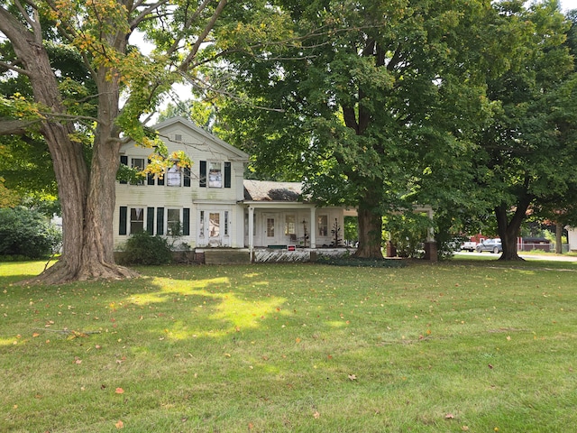 view of front facade with a front lawn