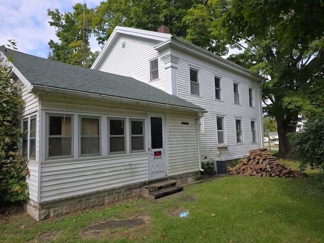 view of front of home featuring a front yard