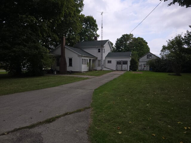 view of front of house with a front lawn