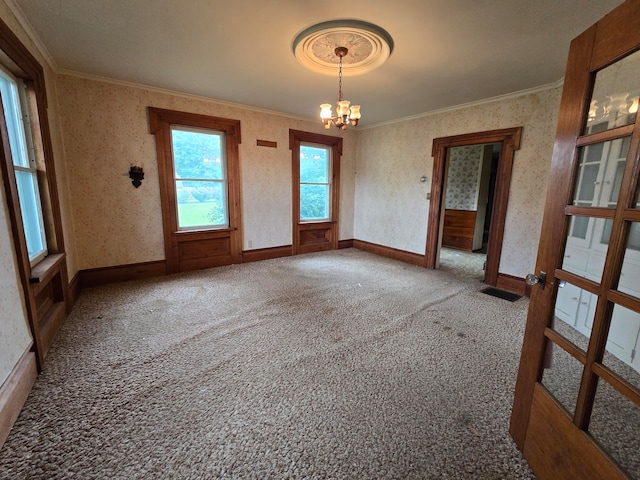 empty room featuring carpet flooring, an inviting chandelier, and crown molding