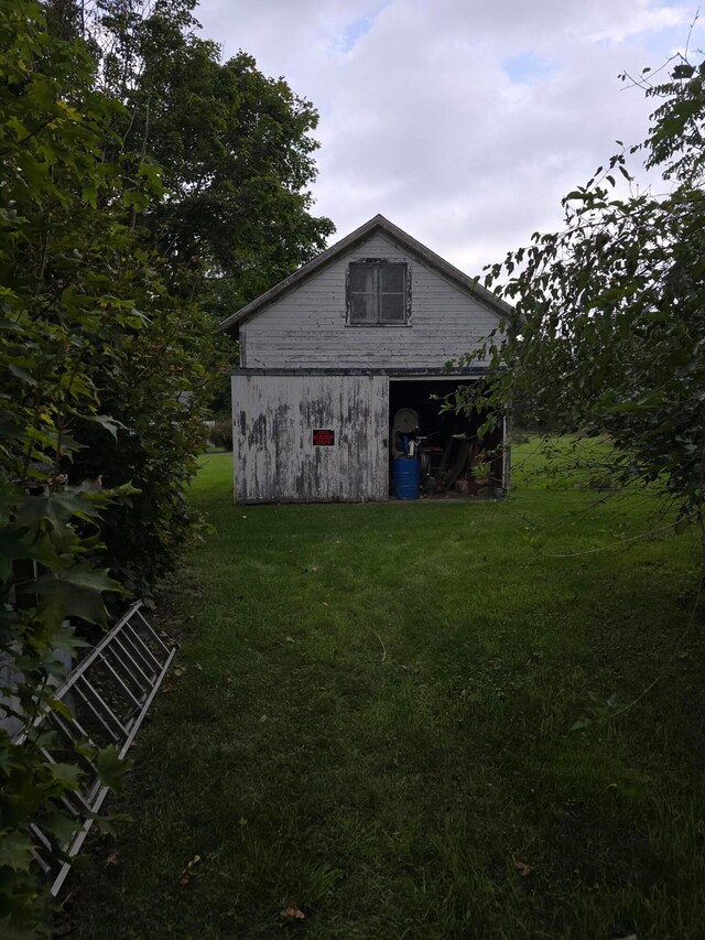 exterior space featuring an outbuilding and a yard