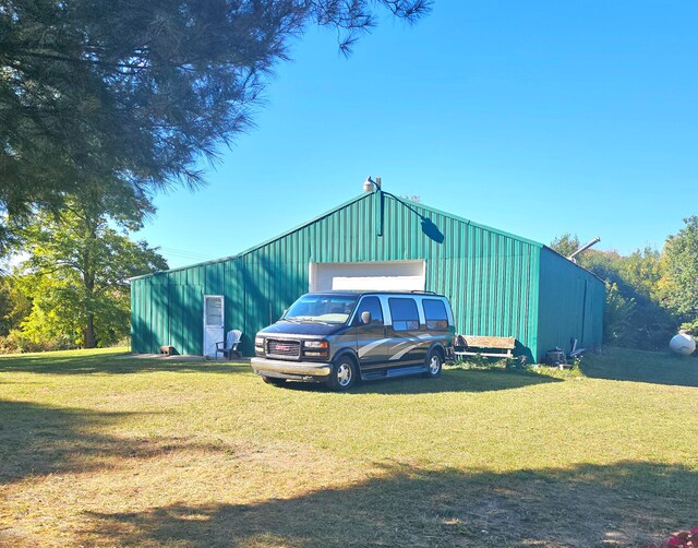 view of outdoor structure featuring a yard