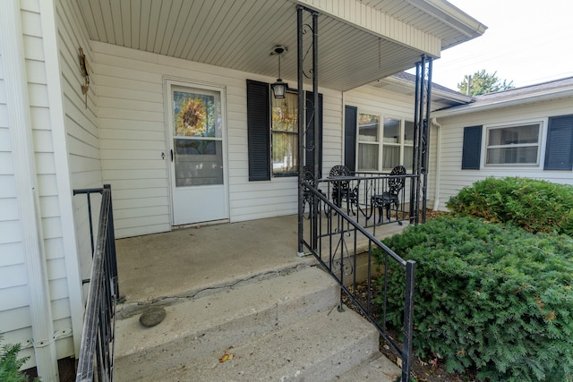 property entrance featuring a porch