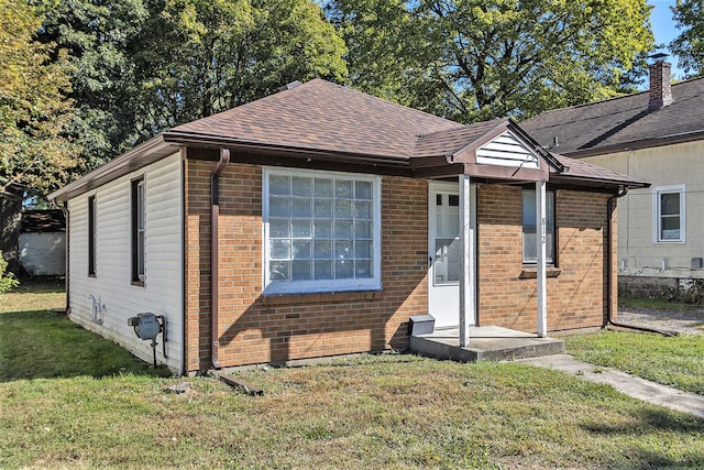 view of front facade featuring a front lawn