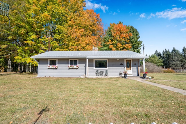 single story home featuring a front lawn