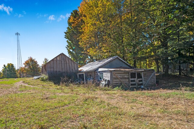 view of yard featuring an outbuilding