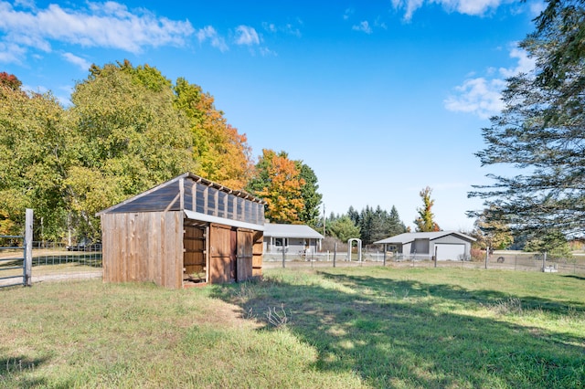 view of yard featuring a storage unit