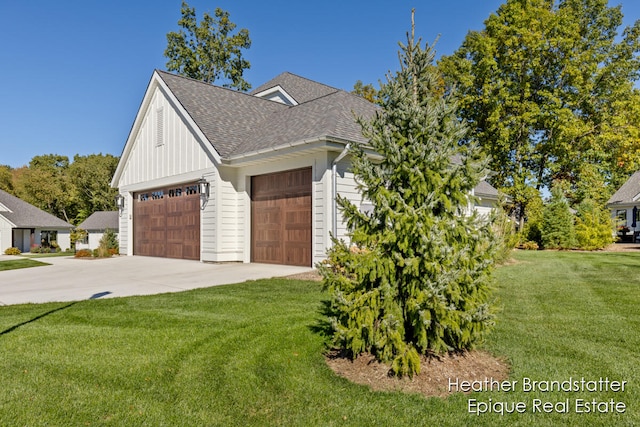 view of front of house featuring a front yard and a garage