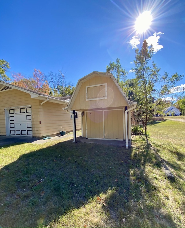 view of outdoor structure with a yard