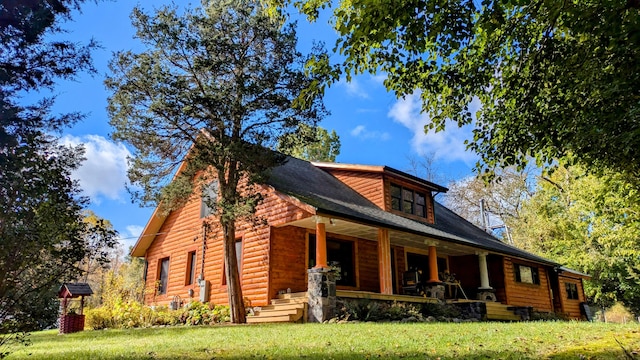 view of front facade featuring a porch and a front lawn