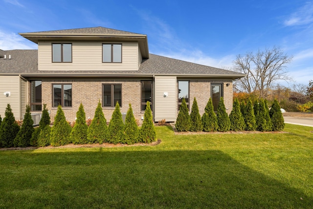 view of front of property featuring a front lawn